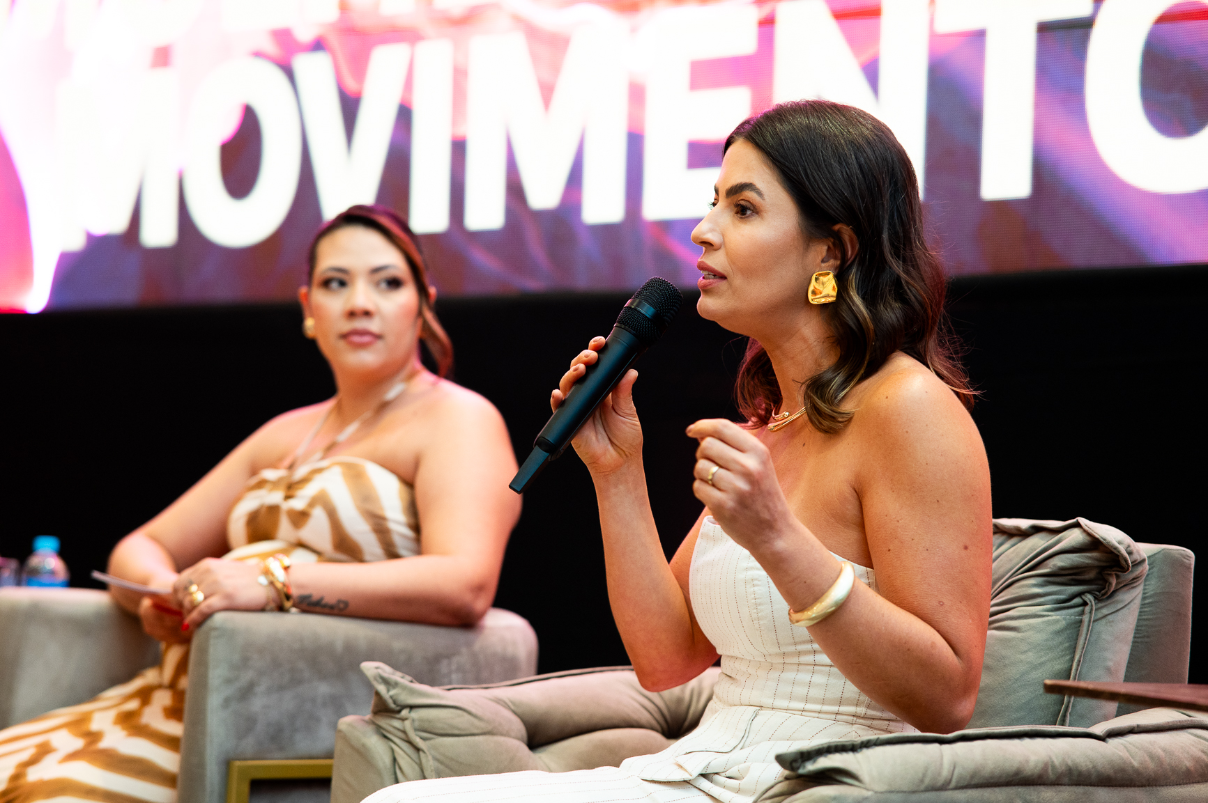 Palestrantes conversando no palco da 2ª edição do Mulheres em Movimento